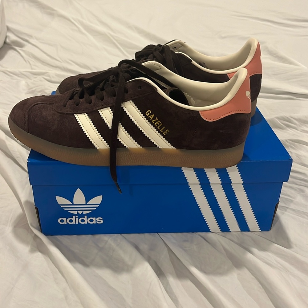 Brown and pink adidas gazelles size 7! Fits comfortably for a 7.5 as well :)